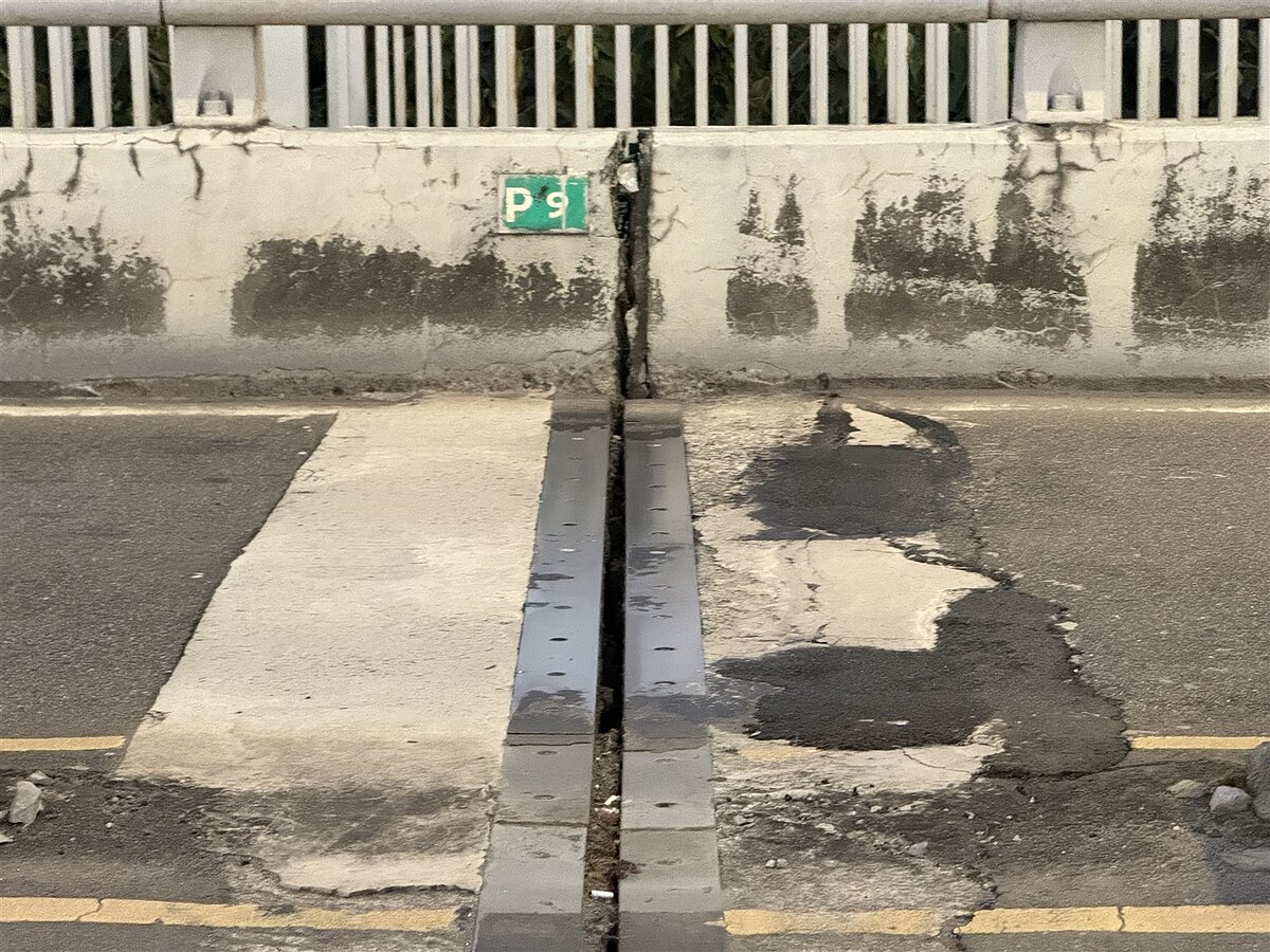 橋梁伸縮縫高低落差或縫隙過大，恐影響行車安全。示意圖／張策攝影