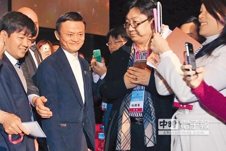 　焦點　　2014兩岸企業家台北峰會昨在台北國際會議中心舉行，兩岸企業家齊聚，阿里巴巴集團董事主席馬雲（右）成為現場的焦點。（陳信翰攝） 