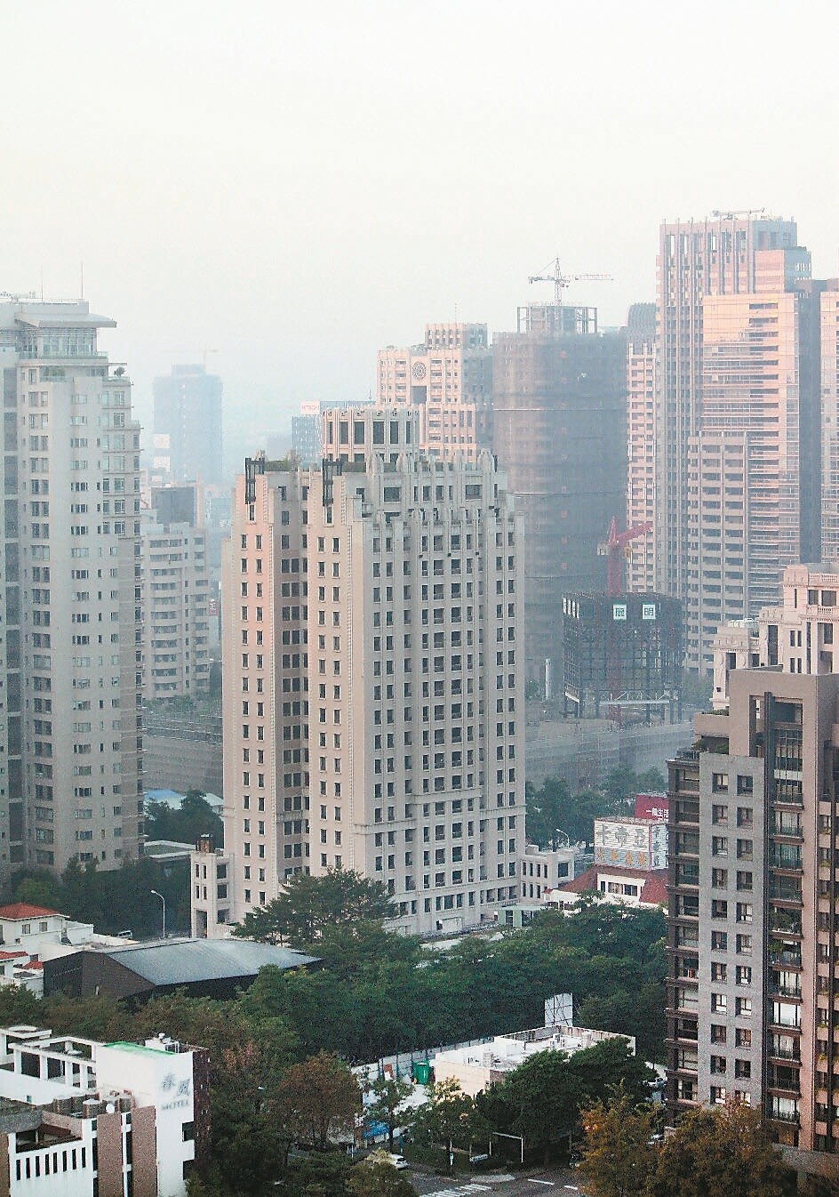 大型銀行緊縮房貸,合庫、土銀明年房貸目標維持「零成長」。 本報系資料庫