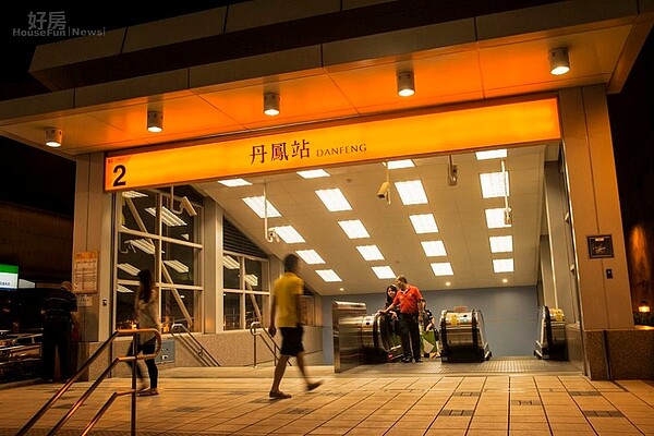 捷運丹鳳站夜景。(業者提供)
