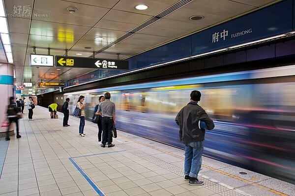 捷運府中站乘客候車情境。（業者提供）
