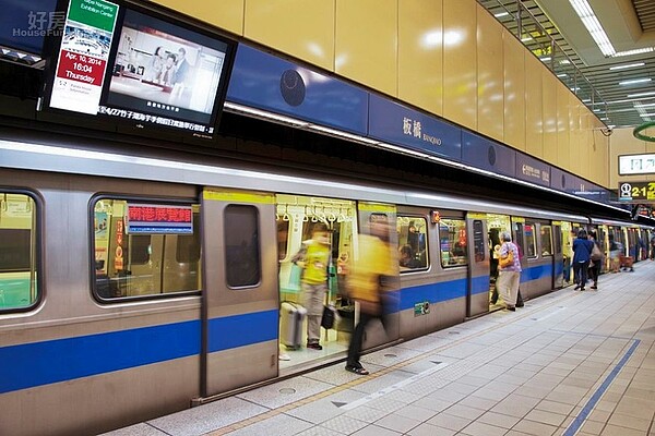 捷運板橋站乘客下車情境。（業者提供）