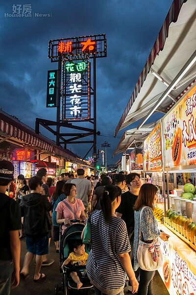 新莊輔大花園夜市越夜越熱鬧。(業者提供)