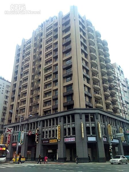 1「三豐鼎極」座落在民生西路、重慶北路口,外觀氣派。