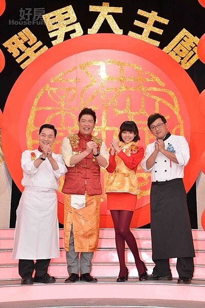 9阿基師(左起)、曾國城、夏于喬、詹姆士主持美食節目《型男大主廚》。