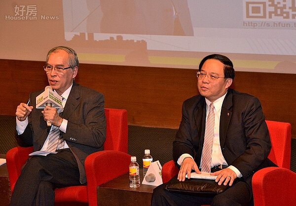 地政士公會全聯會榮譽理事長王進祥(右)、淡江大學產業經濟系教授莊孟翰(左)18日共同為民眾解析房地合一稅改。(好房網News記者陳韋帆攝)