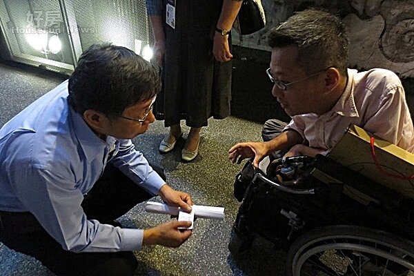 唐峰正與柯P對話斑馬線問題。(唐峰正提供)