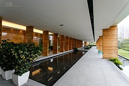 位於淡海新市鎮的建案「川普寬庭」，走的是與自然結合的風貌。因此在接待中心的設計上，特別加透光長廊，讓看屋族走在這邊如同走在度假中心一樣舒適。