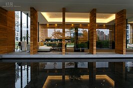 為了增加整體空間質感，川普寬庭除了以大型落地窗營造出大器感覺外，還以水池圍繞，燈光倒影十分美麗，更增添購屋族對未來居住環境的想像。