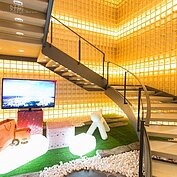 接待中心是給購屋族第一印象，因此代銷公司莫不卯足勁，打造各式各樣風格不同的接待中心。在富麗堂皇的外觀下，隱藏著要看屋族掏錢購屋的行銷概念。