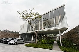 一間代銷公司手上不見得只有一個案子。位於北投的得意山莊。則是傳真實業針對高端消費族群以不同於一樓接待中心的作法，而是將客人帶到二樓以上，以高度景觀來說明建案。因此在接待中心的設計上，是由建築師親自設計，設計與建造超過兩千萬。