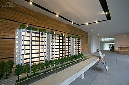 房屋模型放在一樓，讓買家還沒進入展示中心就可以細細研究，增加購屋期望。