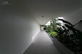 長廊是傳真實業在接待中心常用到的元素。拉長動線可以讓銷售人員有機會與購屋者並行聊天，以縮短距離感，更能拉近關係增加成交機率。