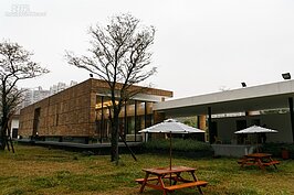 誰說銷售買賣一定要在屋內？天氣好的時候，如野餐般的環境更能讓購屋族卸下心防更容易成交。