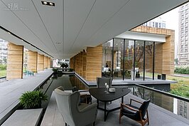 一張一張桌子的說明環境，遠不及戶外一組沙發一杯咖啡的令人輕鬆自在。