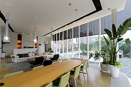 大片玻璃的落地窗與簡潔的陳設，打中現在民眾追求極簡的潮流。