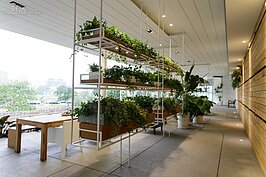 得意山莊接待中心如同淡水川普寬庭一樣，以半戶外的方式設立說明區。並透過植栽與以分區。邊喝咖啡邊聽說明，就算不買也會留下深刻印象。