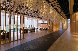 位於內湖民權東路六段的文心日日，接待中心裝潢大量採用原木與黃色燈光，營造出溫馨又金碧輝煌的感覺。