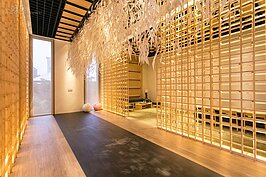 原本毫不起眼的木條互相交織，透過計算角度的燈照印下，營造出如同美麗的日式料庭一樣感覺。