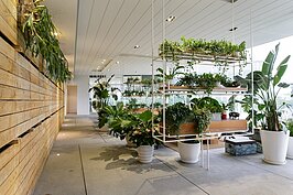 得意山莊接待中心如同淡水川普寬庭一樣，以半戶外的方式設立說明區。並透過植栽與以分區。邊喝咖啡邊聽說明，就算不買也會留下深刻印象。