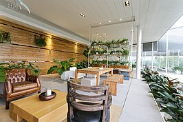 得意山莊接待中心如同淡水川普寬庭一樣，以半戶外的方式設立說明區。並透過植栽與以分區。邊喝咖啡邊聽說明，就算不買也會留下深刻印象。