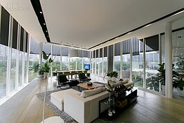 大片玻璃的落地窗與簡潔的陳設，打中現在民眾追求極簡的潮流。