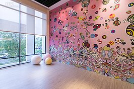 一大片的童趣彩繪牆，讓接待中心顯得更為活潑。