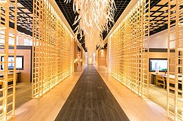 如同走入金色走廊般的豪華。