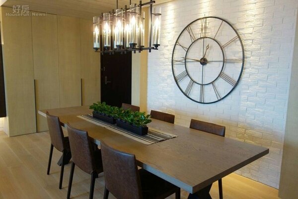 
5.六人坐的超大餐桌，牆面有著大時鐘。