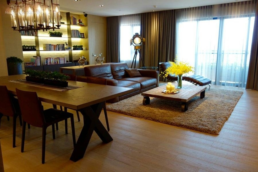 3.客廳以暖色系的木料加上深咖啡色的牛皮沙發，後頭的立燈是韓劇都教授書房裡的聚光燈。
