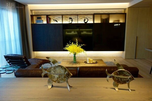 
4.沙發後方的置物櫃上放了兩隻熱帶魚擺設，象徵這是浪漫雙魚的家。