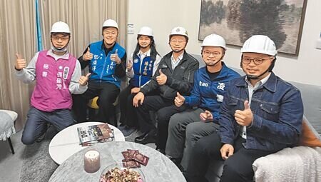 
桃園市長張善政（右三）19日開箱「正光路警察宿舍公辦都更案」樣品屋，直呼社宅施工品質優良，「比我住的老公寓還好，巴不得我也有條件進來住！」（蔡依珍攝）
