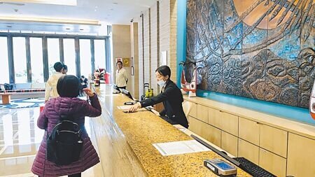 
農曆春節將至，台東縣旅宿過年訂房率呈現兩樣情，本島平均約6至7成，主要集中於大年初二至初四，與往年同期持平；綠島則受天候影響，目前僅約1成。（蕭嘉蕙攝）
