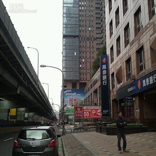 
2.當初結婚時買下的中和起家厝，因鄰近環狀捷運線而翻漲。