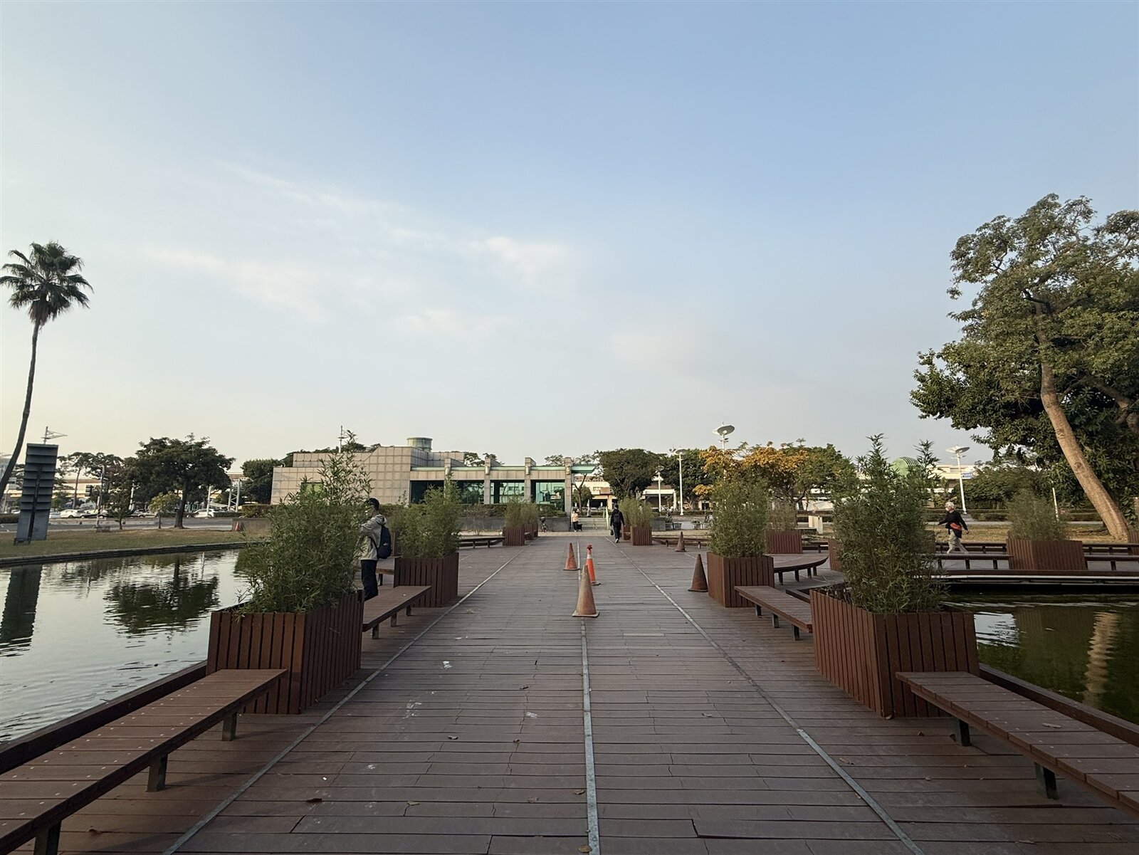 高雄公園木棧道長期有多處破洞，常有民眾跌倒，且生態池內池內烏龜、魚群眾多，但水質更換頻率低，池水呈現深綠色，水質堪憂。記者宋原彰／攝影 