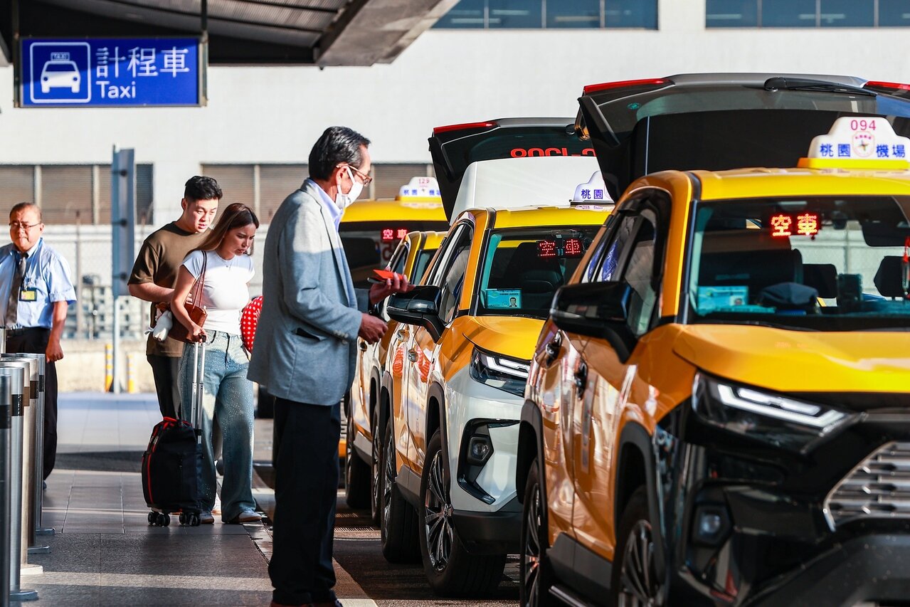 桃園市交通局宣布，計程車農曆春節期間除按原訂收費方式外，每趟次加收50元，桃園國際機場排班計程車每趟次則加收100元。圖為桃園國際機場排班計程車。本報資料照片 