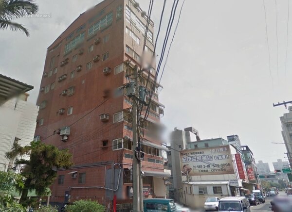 新竹市光華二街「大違建」閣騰公寓，被當地居民視為不定時炸彈。(翻攝自GOOGLE MAP)
