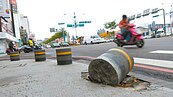 桃園路口石柱被撞斷　「躺」整月不見修
