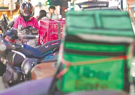 學者建議將外送平台納入垃圾減量管理。(圖為外送員示意圖,本報資料照片)