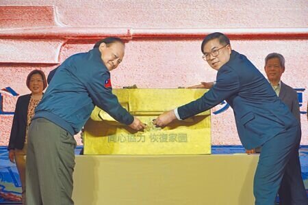 
行政院政務委員季連成（前左）及環境部長彭啟明（前右）25日出席環境部在花蓮舉辦「馬太鞍溪災後環境清理策進會暨清淤志工感恩餐會」，在淤泥雕成的鏟子泥板蓋上金印，象徵眾人齊心一剷一印清除淤泥恢復家園。（羅亦攝）
