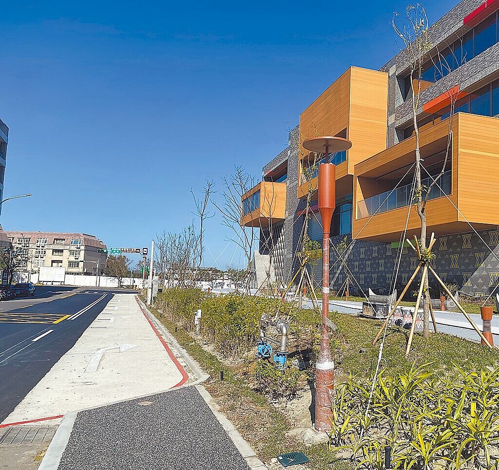 桃園市陽光劇場增設儲車道，進停車場車流不再占用外側車道造成回堵。圖／桃園市工務局提供