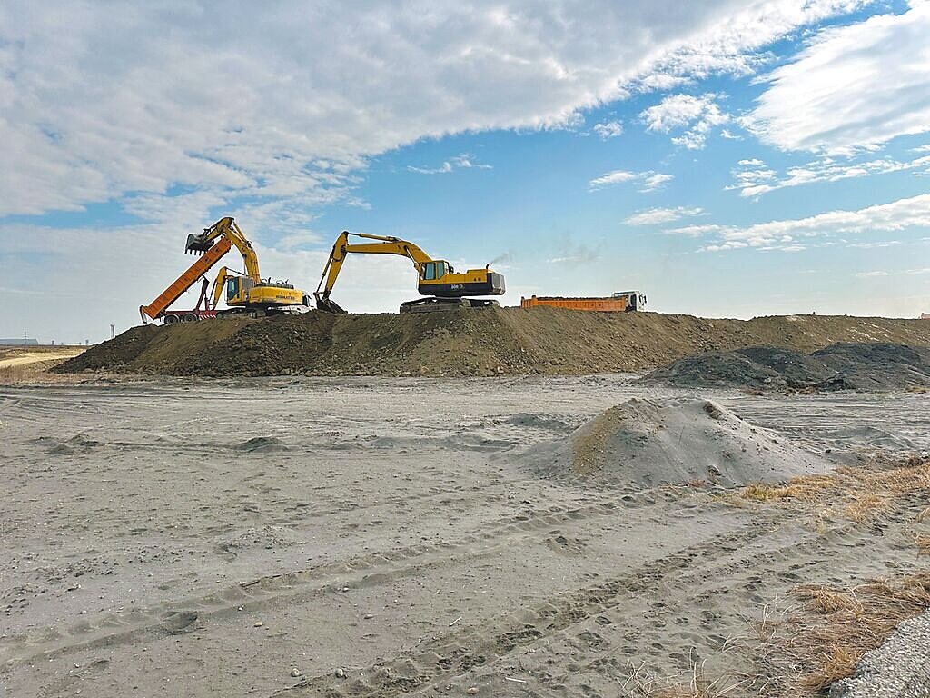 高市府推動土石方「A點直送C點」新制，不必再經過中間的土資場。圖／高市工務局提供