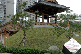 興建至今將近一百年的西本願寺，是日本佔領台灣期間所遺留下來的寺廟建築。1975年一場大火毀了西本願寺，經過拆除與重建後，兩年前落成重新開放。