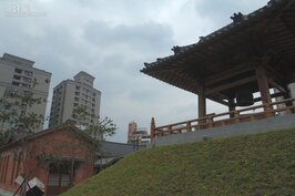 西本願寺處於平地上，不過為了與日本寺院一樣，特別推土一尺高，並將鐘樓建於之上。