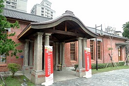 日本寺廟最明顯的就是入口處的「唐門」，雖然西本願寺已經拆除，但是旁邊的「樹心會館」也就是當年弘法的場所，依舊完整的保留。樹心會館採和洋式建築十分的特別。要看純和式的唐門寺院建築，位於桃園虎頭山下的忠烈祠就有完整保留。