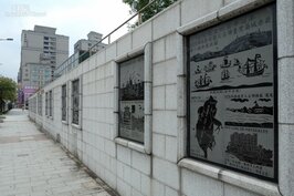 西本願寺旁是捷運緊急出口，外牆上現在掛著石板陽刻的台北成歷史，值得細細品味。