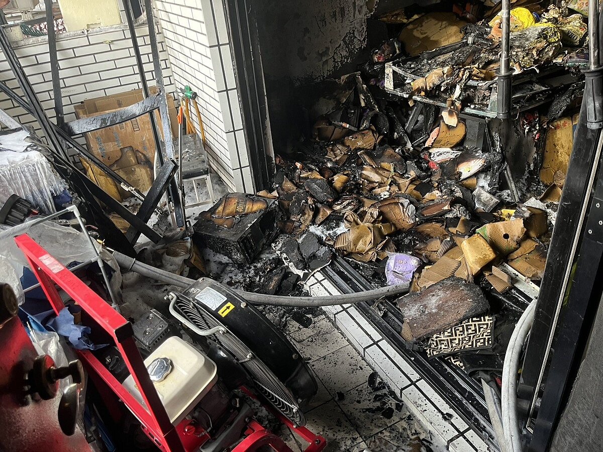 基隆市25日下午發生民宅火警，消防人員滅火進入搜索採證，發現屋內堆放不少物品。記者邱瑞杰／翻攝
