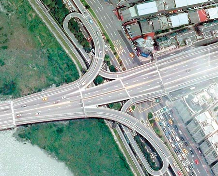 台北市重陽橋北市端,機車引道為360度大轉彎,極易釀成車禍。(翻攝自Google Map)