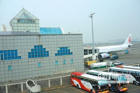 高雄小港機場航空站在建物屋頂設置太陽光電，將是最後一批設置太陽光電的國內航空站。圖／顏瑞田 