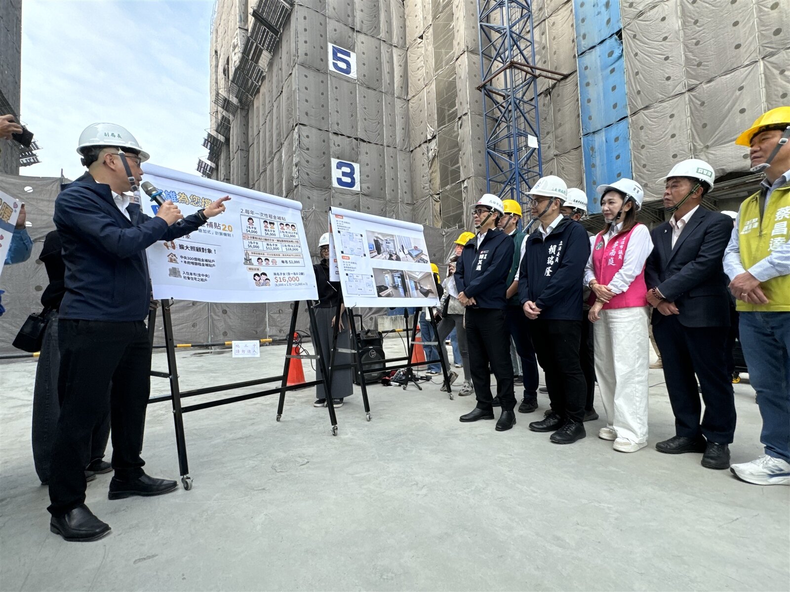 高雄大寮社會住宅一期規畫384戶，最受矚目是婚育宅比例提高到40%，市長陳其邁今到工地視察進度。記者郭韋綺／攝影 